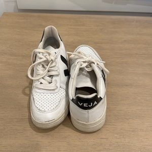 Veja sneakers. black & white leather size 6